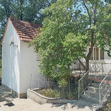 بيت للعطل Kucica Na Selu